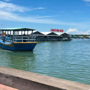 Vì sao nhiều thực khách chọn ăn hải sản ngay trên bè tại làng bè Sông Chà Và Long Sơn?