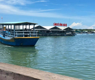 Vì sao nhiều thực khách chọn ăn hải sản ngay trên bè tại làng bè Sông Chà Và Long Sơn?
